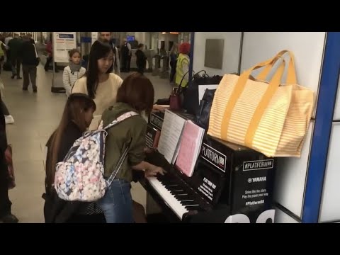 【海外駅ピアノ】ロンドンの駅で剣の舞弾いてみた