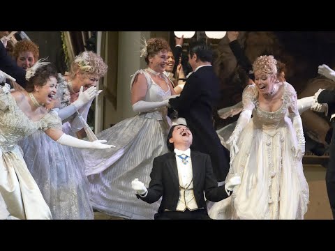 The cast at the Wiener Staatsoper sings &#039;Im Feuerstrom der Reben&#039; from DIE FLEDERMAUS