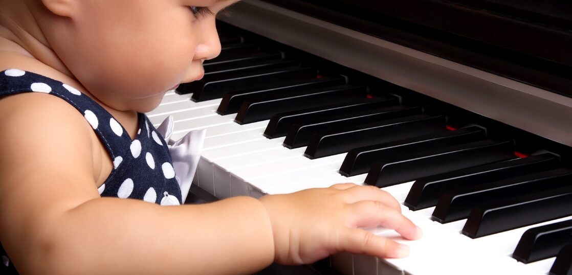 赤ちゃんにピアノを触らせるならいつからが良い おすすめピアノも紹介 Edy Classic