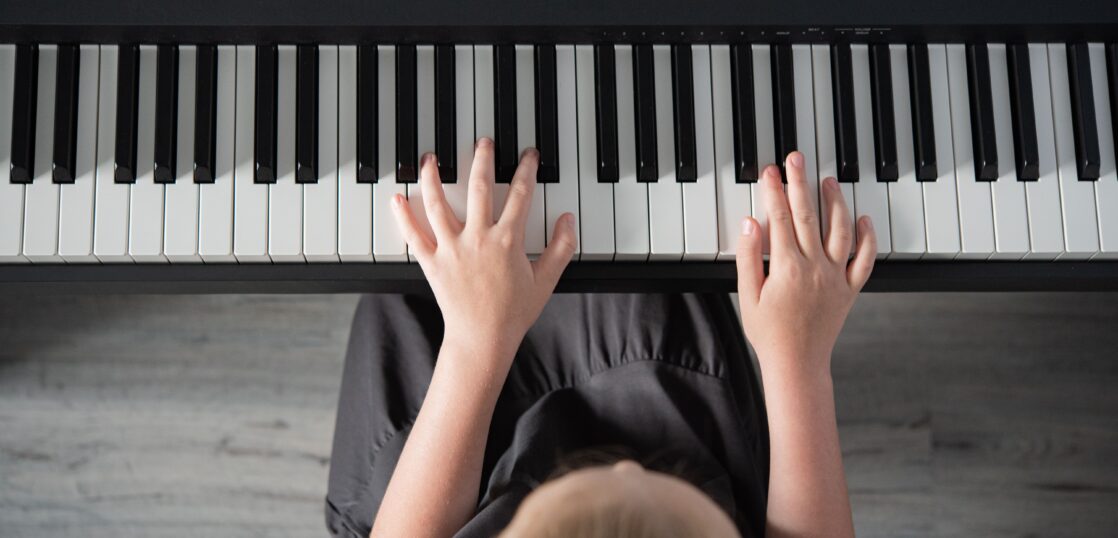 ピアノを両手で弾けるようになるには 独学でも大丈夫 初心者向けの練習方法を解説 Edy Classic