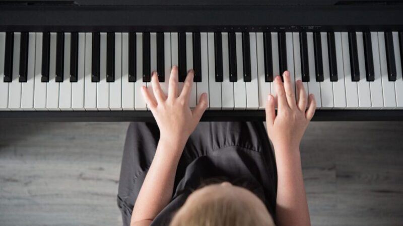 ピアノを両手で弾けるようになるには？独学でも大丈夫！初心者向けの練習方法を解説