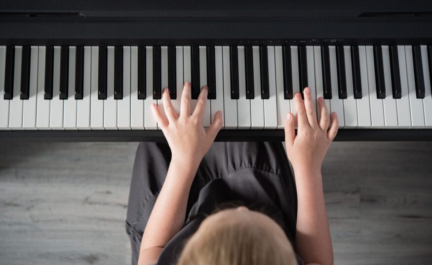 ピアノを両手で弾けるようになるには？独学でも大丈夫！初心者向けの練習方法を解説